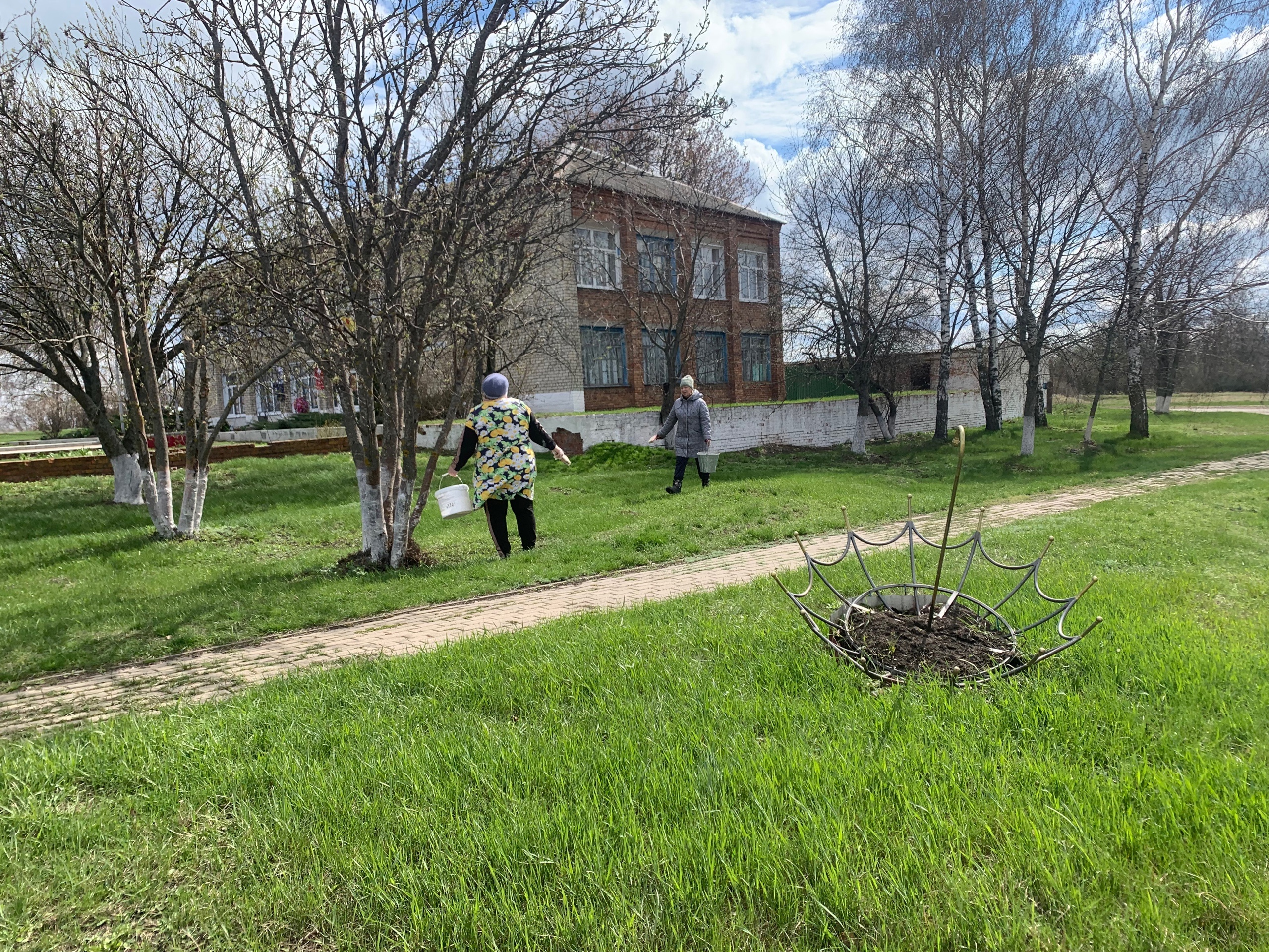 Сегодня в рамках месячника добровольного служения Белгородской области на территории Фощеватовского сельского поселения прошел экологический субботник..